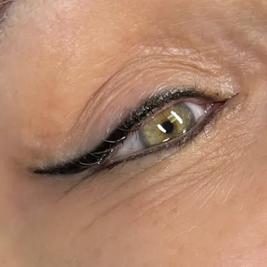 Winged eyeliner. Permanent eyeliner, Eyeliner tattoo